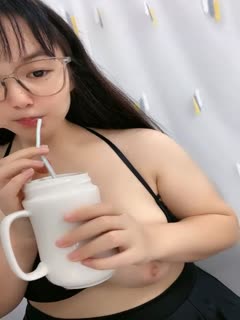 卧槽，广东的赵佳欣，奶子好大啊，【巨乳学妹】，太卷了，拿着身份证脱光，这大奶子